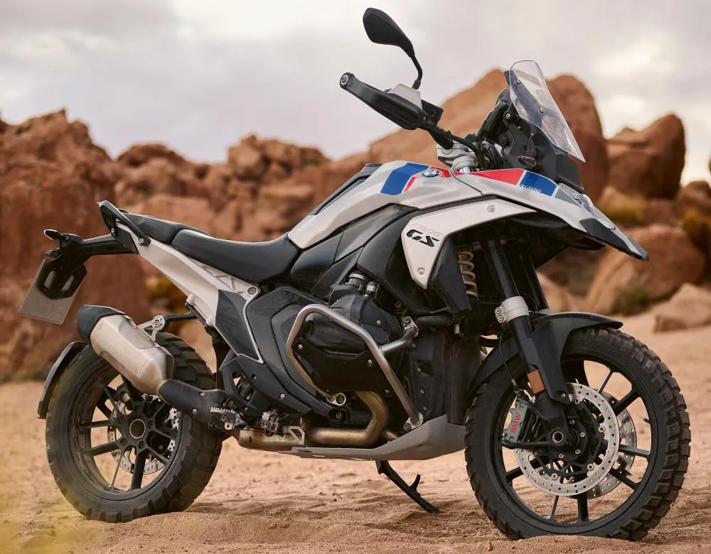 Moto BMW R1300 GS 2026 en un terreno rocoso y arenoso
