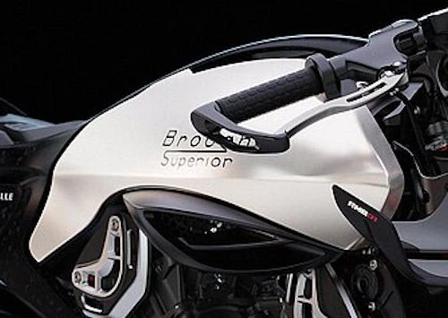Foto de perfil del RMB01 2025 en color blanco.