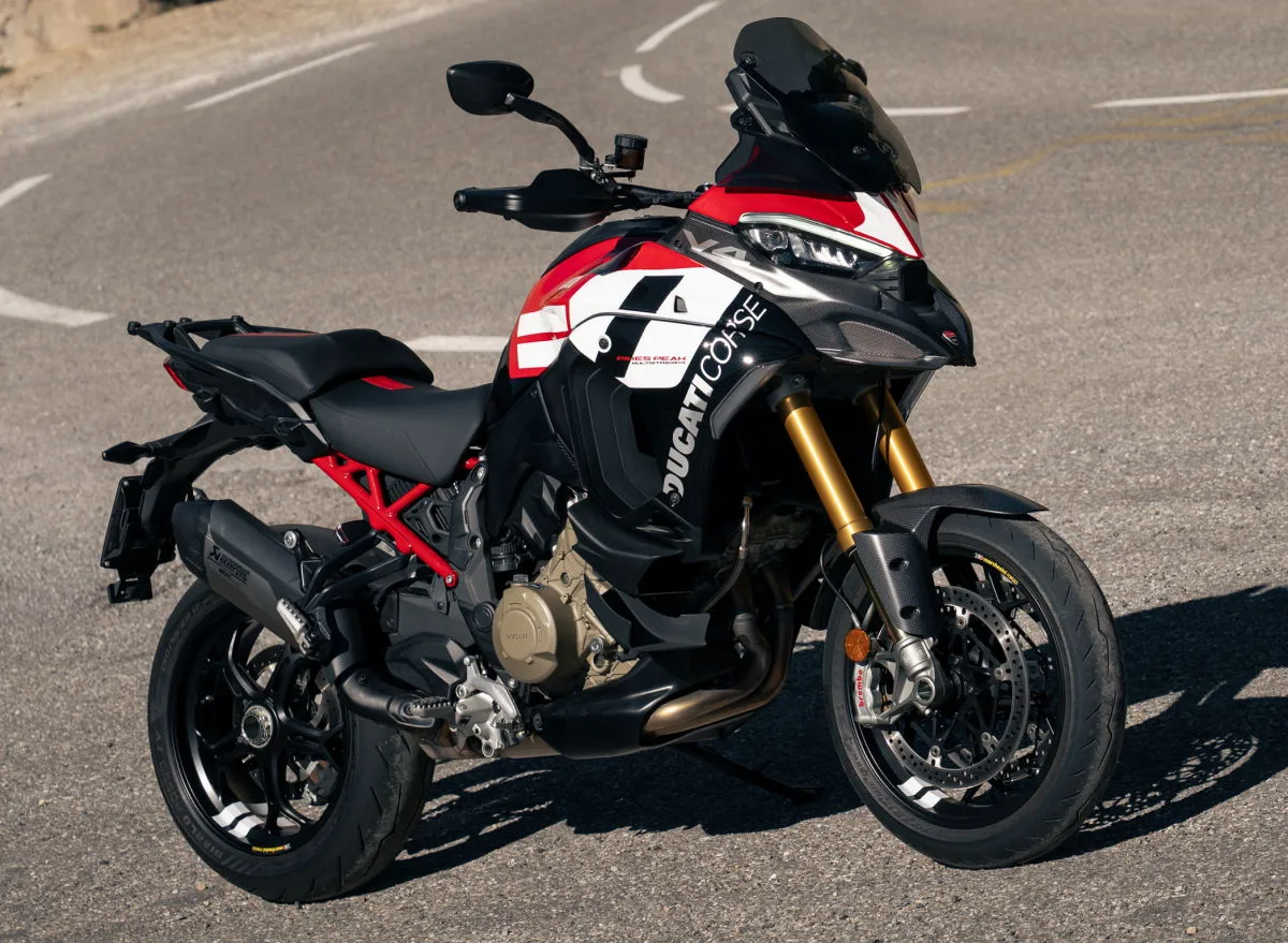 Une moto Ducati Multistrada V4 1160 Pikes Peak de 2027 sur une route de montagne