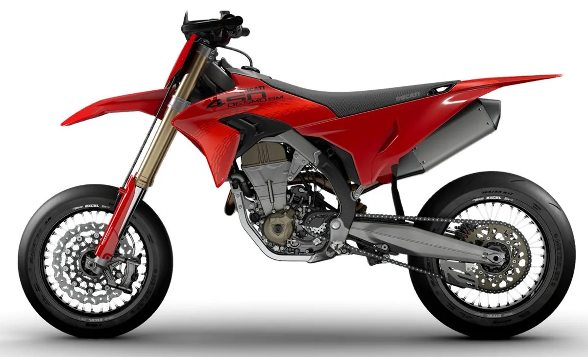 Une moto Ducati Desmo 450 SM rouge vue de profil