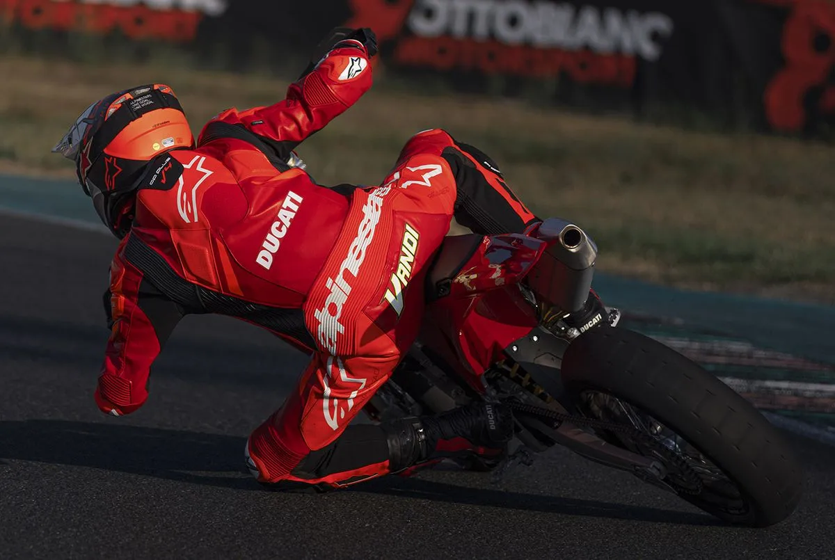Une moto Ducati Desmo 450 SM rouge vue de l'arrière sur un circuit