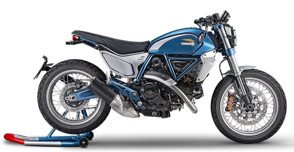 Une moto Ducati Scrambler 800 Collezione 100 de couleur bleue