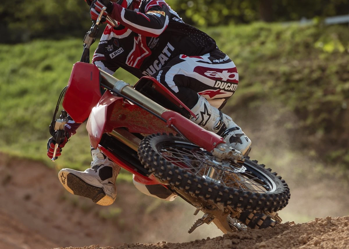 Une Ducati Desmo 250 MX en action sur un terrain de cross