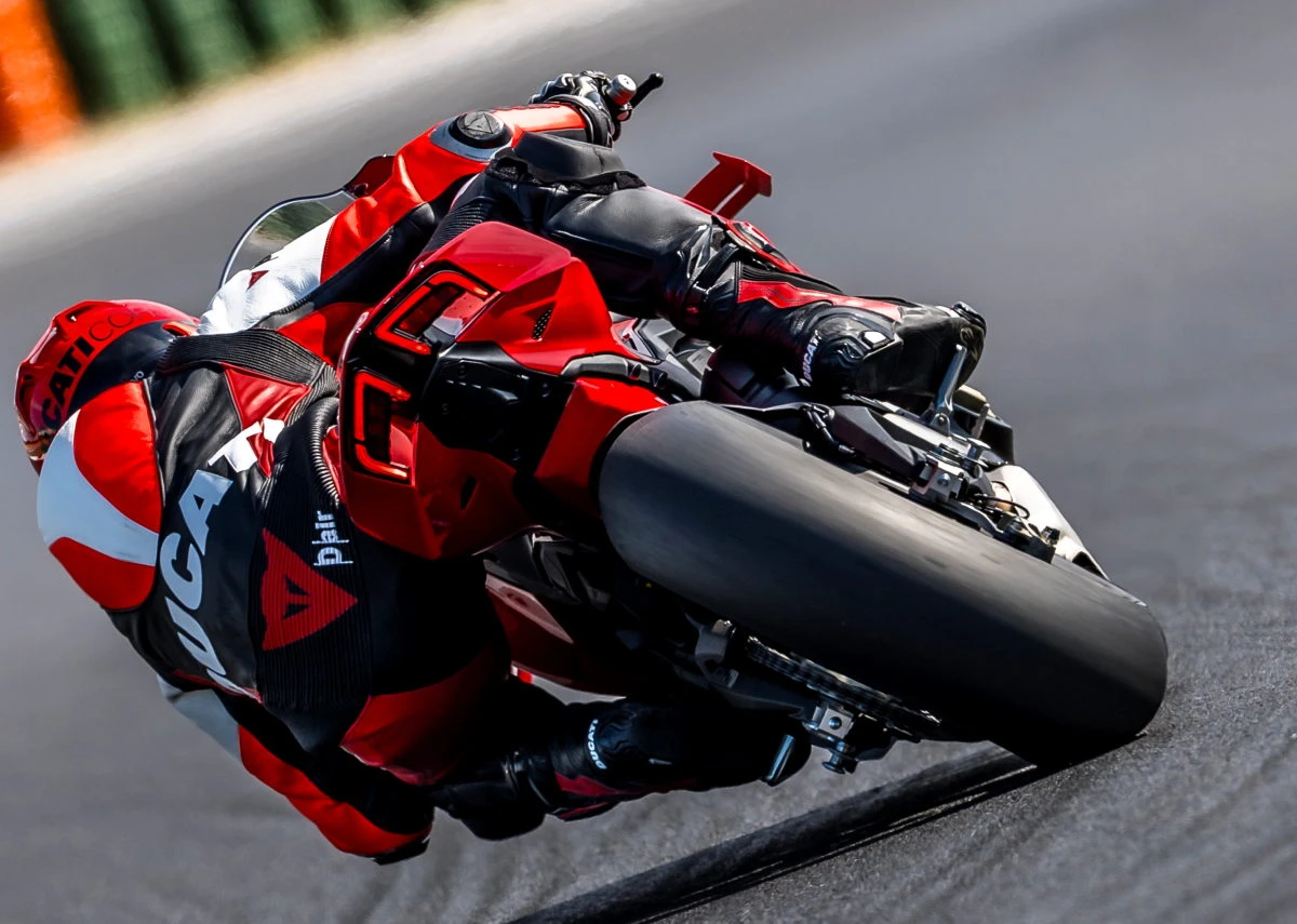 L'arrière d'une Ducati 1100 Panigale V4 2027 en courbe sur circuit