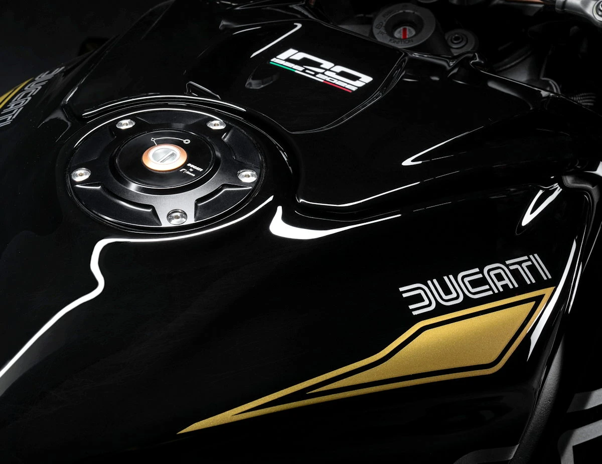 Un réservoir noir de Ducati Streetfighter V4 S Collezione 100