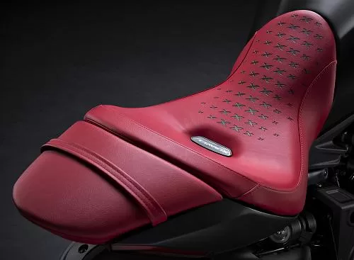 Foto de perfil del 1262 XDiavel Nera 2023 en color rojo.
