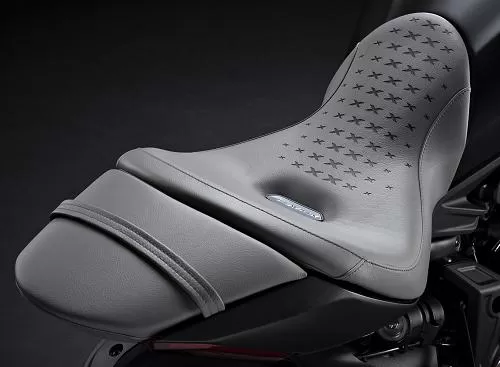 Foto de perfil del 1262 XDiavel Nera 2023 en color gris.