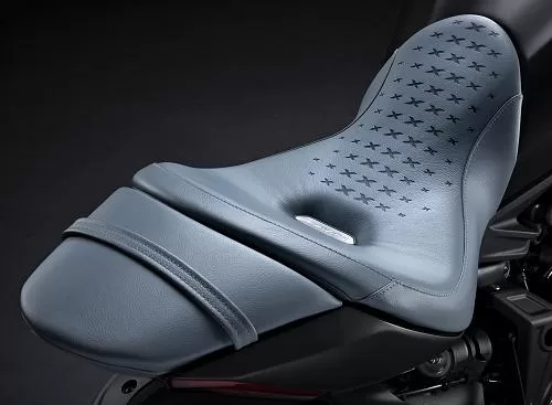 Foto de perfil del 1262 XDiavel Nera 2024 en color azul.