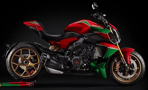 Profile photo of Diavel V4 RS Collezione 100 2026 in color red.