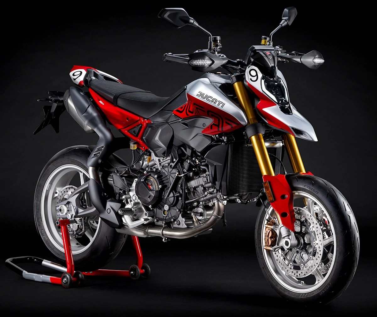 Une moto Ducati 890 Hypermotard V2 SP Collezione 100