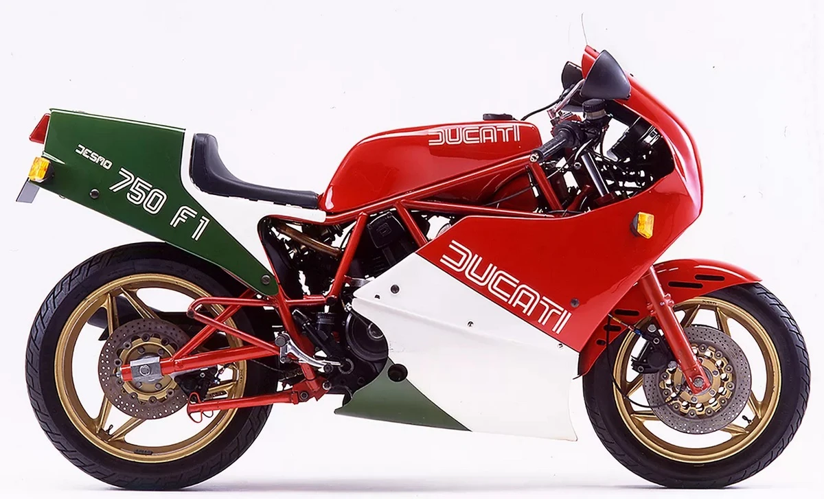 Une Ducati 750 F1 vert blanche et rouge