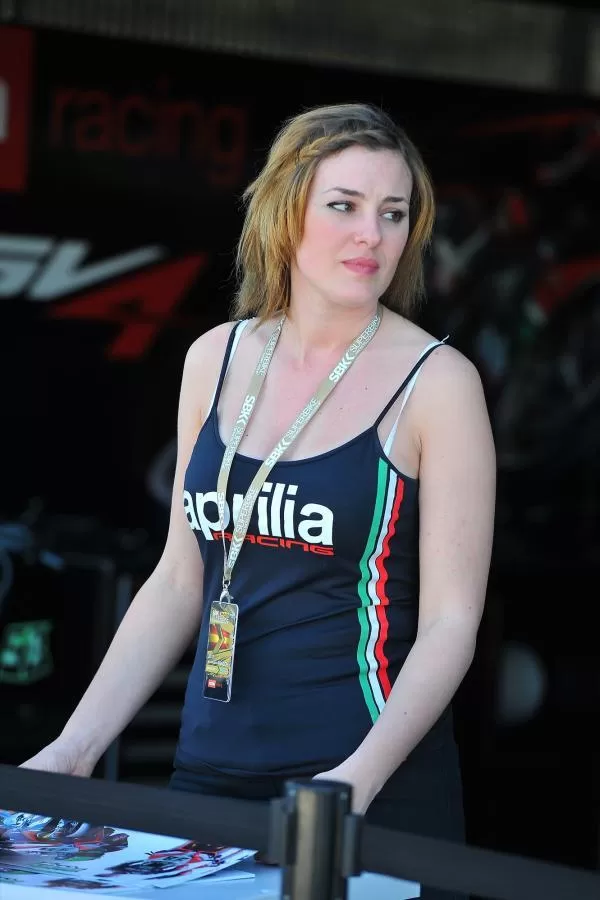 Galerie photos des grid girls du Superbike - Manche Aragon 2013
