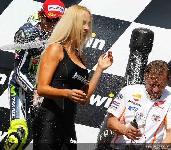 Galerie photos des grid girls du MotoGP - Manche de la République Tchèque 2014
