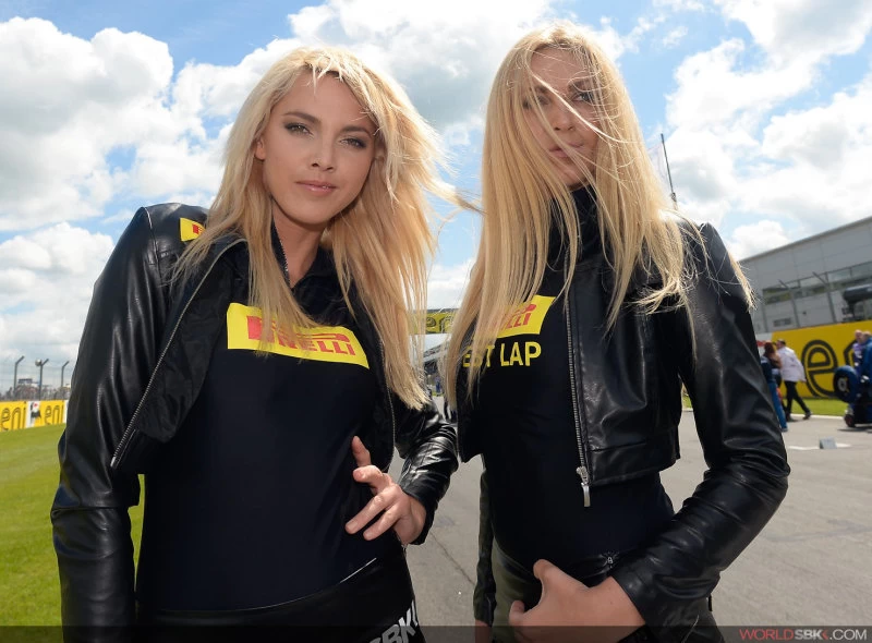 Galerie photos des grid girls du Superbike - Manche Donington 2014