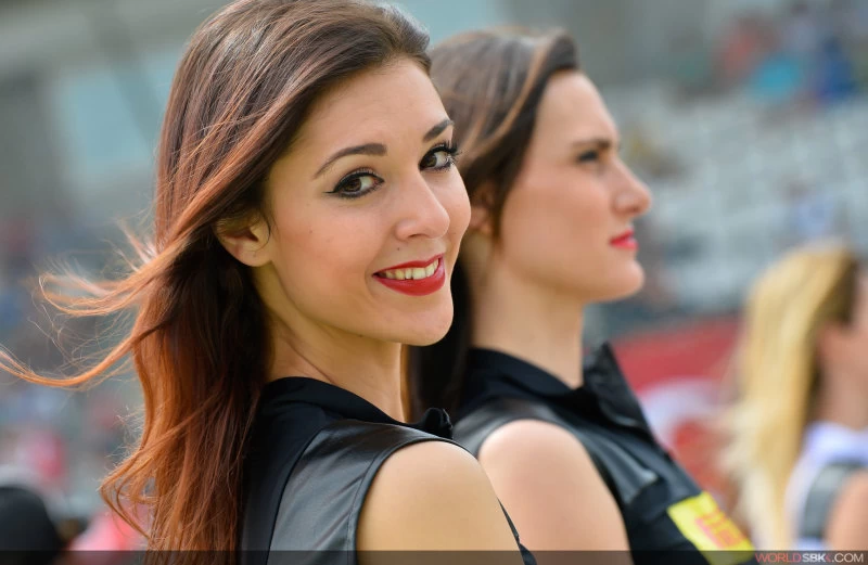 Galerie photos des grid girls du Superbike - Manche Imola 2014