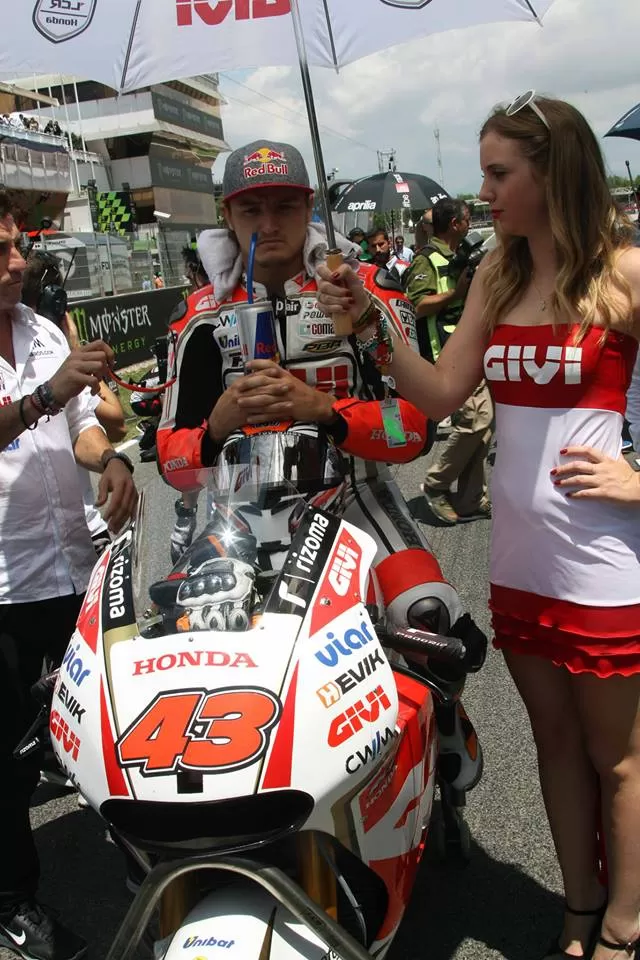 Galerie photos des grid girls du MotoGP - Manche Catalogne 2015