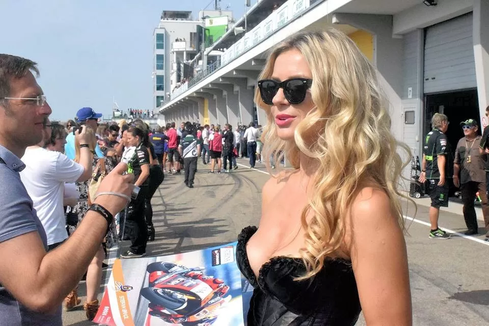 Galerie photos des grid girls du MotoGP - Manche Sachsenring 2015