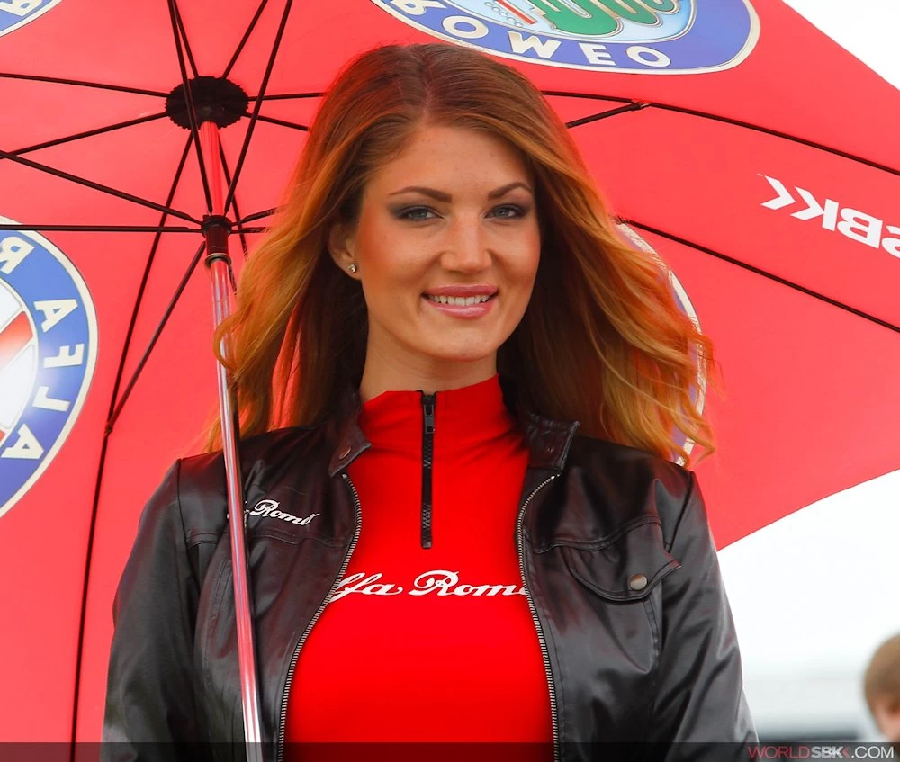 Galerie photos des grid girls du Superbike - Manche Donington 2015