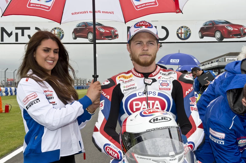 Galerie photos des grid girls du Superbike - Manche Donington 2015
