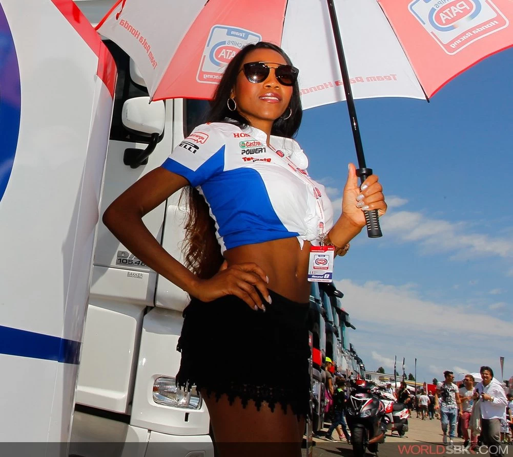 Galerie photos des grid girls du Superbike - Manche Misano 2015