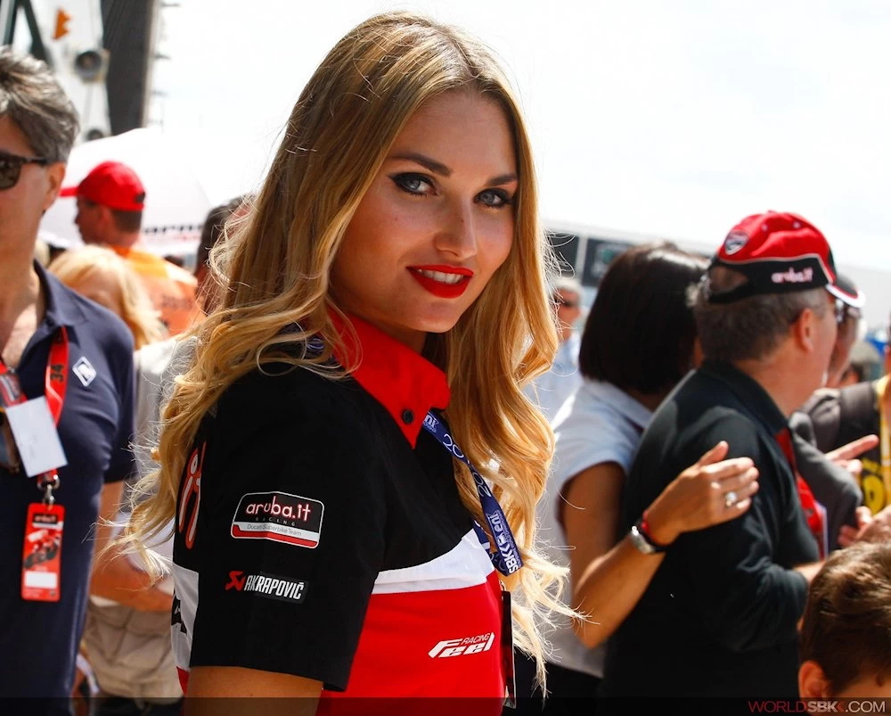 Galerie photos des grid girls du Superbike - Manche Misano 2015