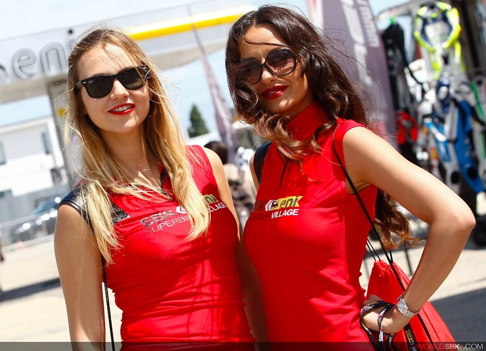Galerie photos des grid girls du Superbike - Manche Misano 2015