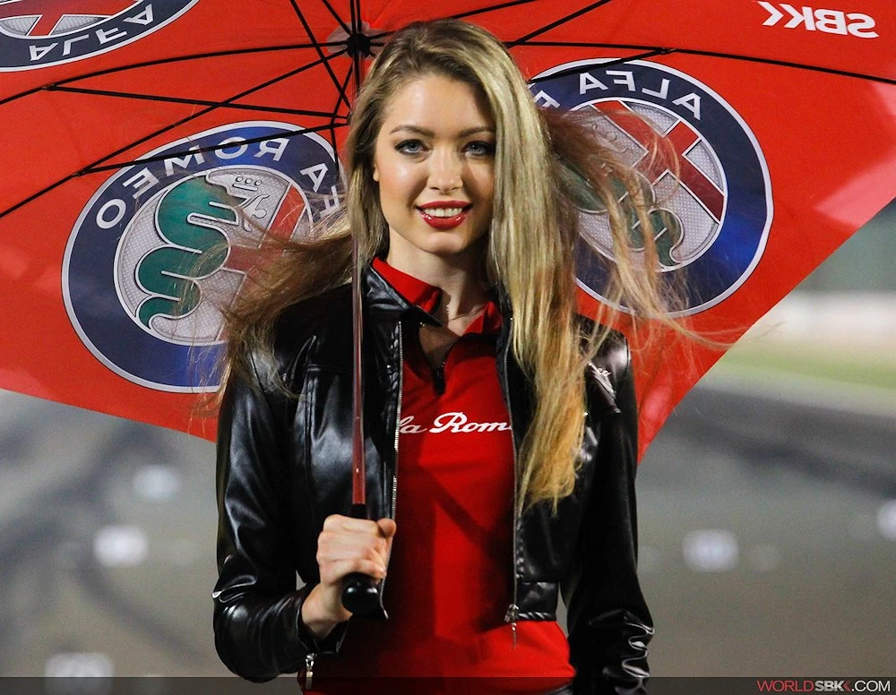 Galerie photos des grid girls du Superbike - Manche Losail 2015