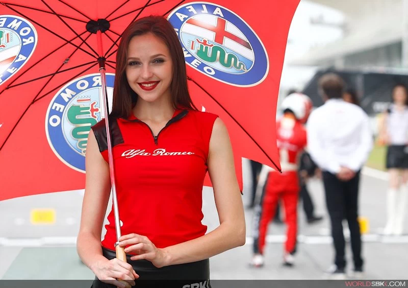 Galerie photos des grid girls du Superbike - Manche Sepang 2015