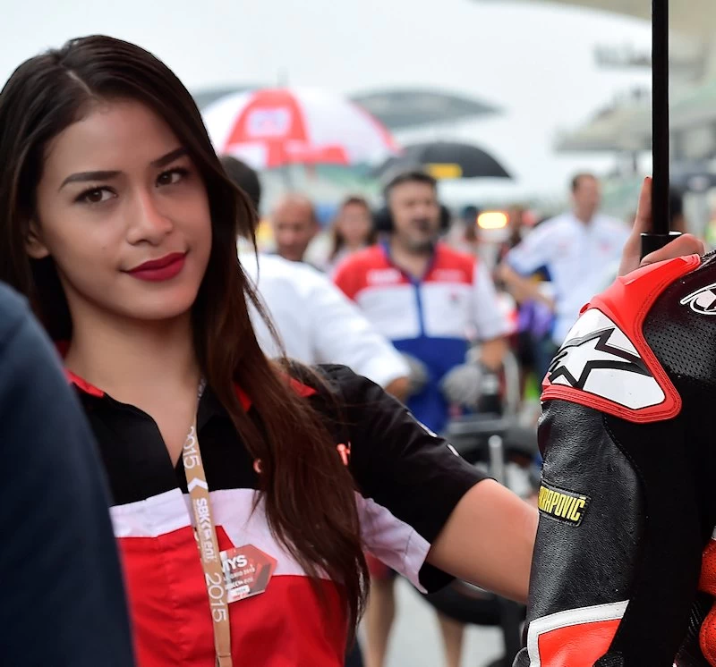 Galerie photos des grid girls du Superbike - Manche Sepang 2015