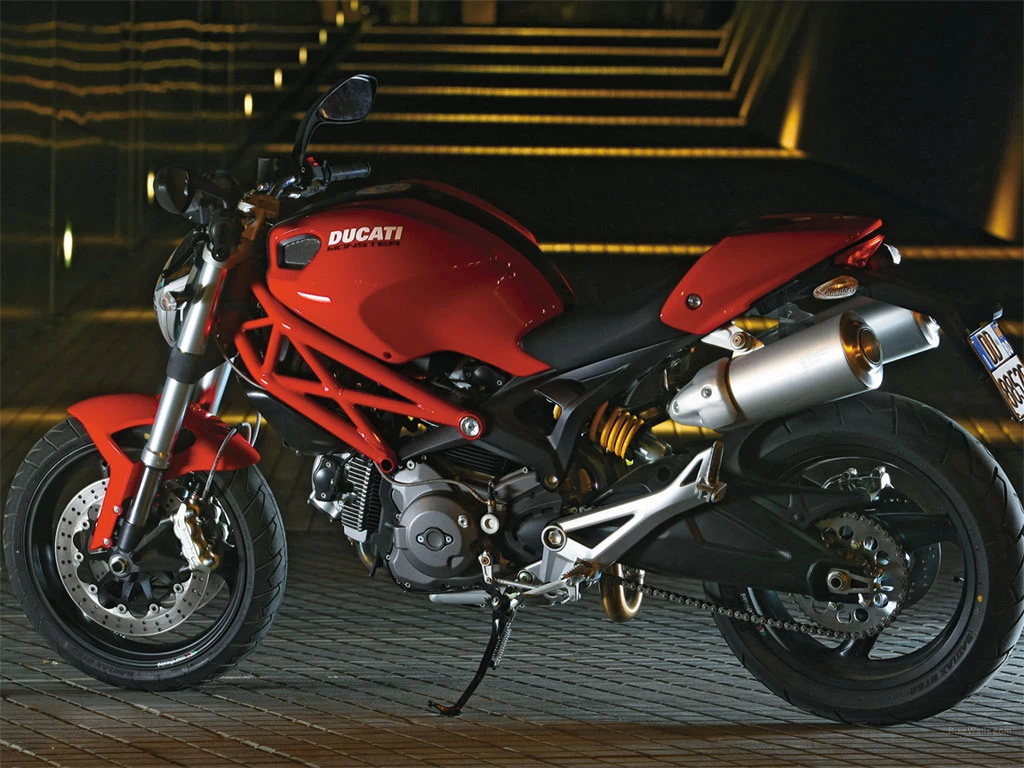 MONSTER 696
