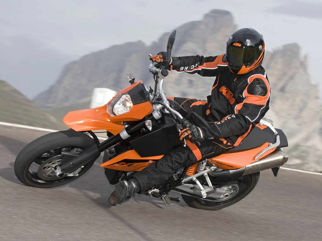 990 SUPERMOTO 2008