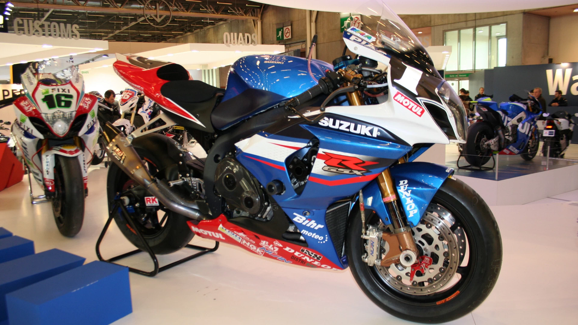 Motos de compétition présentes au salon