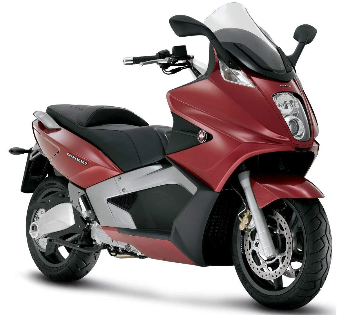 Un scooter Gilera GP 800 rouge.