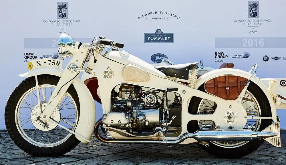 Una motocicleta Gnome et Rhône 750 X de color blanco presentada en el Concurso de Elegancia de Villa d'Este en 2016.