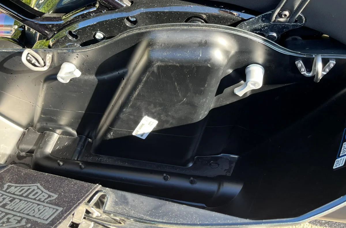 El interior de una maleta de una moto Harley-Davidson Street Glide Limited