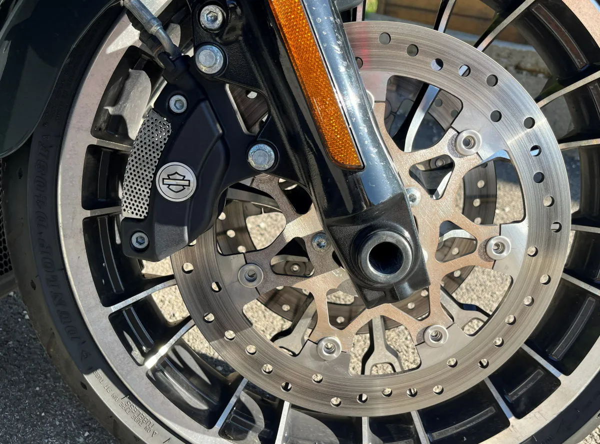 Un disco de freno de una motocicleta Harley-Davidson Street Glide Limited