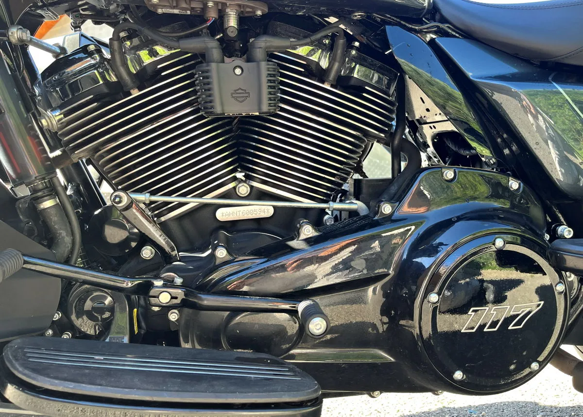 El lado izquierdo del motor 117 VVT de una motocicleta Harley-Davidson Street Glide Limited