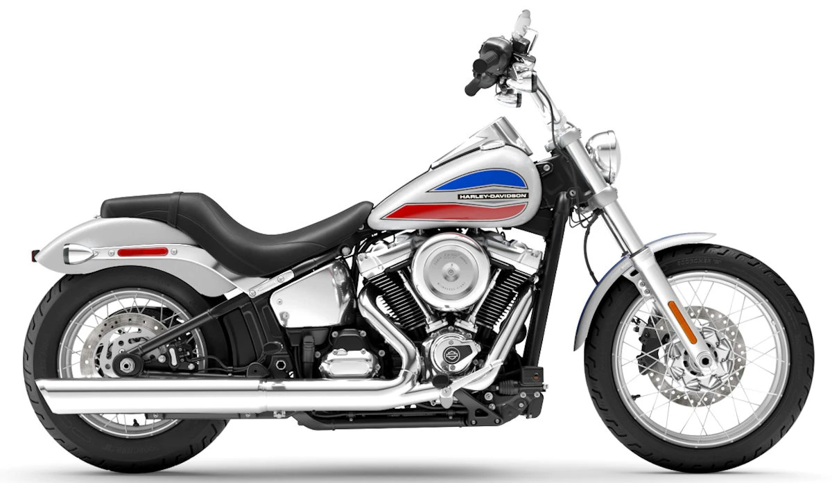 Une moto Harley-Davidson 1920 Super Glide FXD blanche