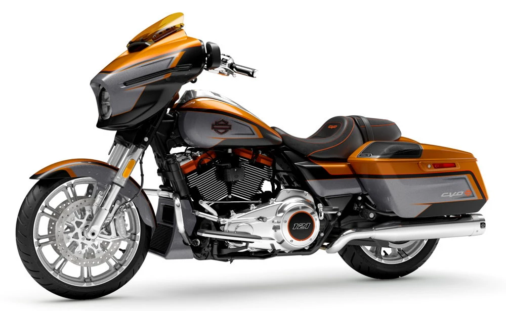 Une moto Harley-Davidson CVO 1980 Street Glide de 2026 orange
