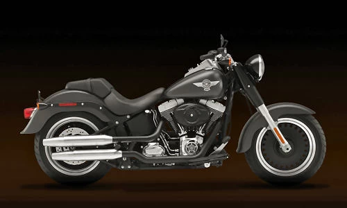 Foto de perfil del 1584 FLSTFB Fat Boy Special 2011 en color indefinido.