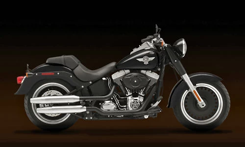 Foto de perfil del 1584 FLSTFB Fat Boy Special 2011 en color indefinido.