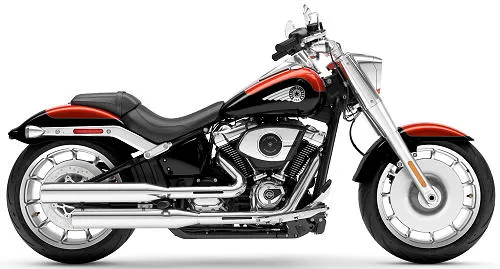 Foto de perfil del 1920 Softail Fat Boy FLFB 2025 en color rojo / negro.