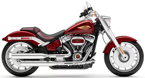 Foto de perfil del 1870 Softail Fat Boy 120ème anniversaire FLFBSANV 2023 en color rojo.