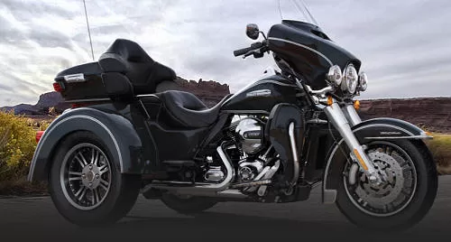 Foto de perfil del 1690 TRI GLIDE ULTRA  FLHTCUTG 2015 en color indefinido.