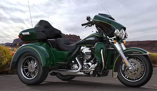 Foto de perfil del 1690 TRI GLIDE ULTRA  FLHTCUTG 2016 en color indefinido.