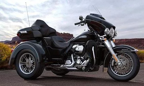 Foto de perfil del 1746 TRI GLIDE ULTRA  FLHTCUTG 2017 en color indefinido.