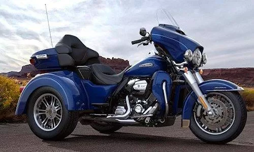 Foto de perfil del 1746 TRI GLIDE ULTRA  FLHTCUTG 2017 en color indefinido.