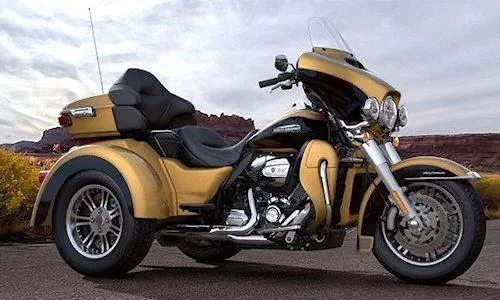 Foto de perfil del 1746 TRI GLIDE ULTRA  FLHTCUTG 2017 en color indefinido.