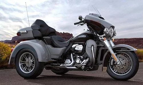 Foto de perfil del 1746 TRI GLIDE ULTRA  FLHTCUTG 2017 en color indefinido.