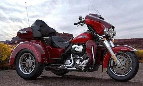 Foto de perfil del 1746 TRI GLIDE ULTRA  FLHTCUTG 2017 en color indefinido.